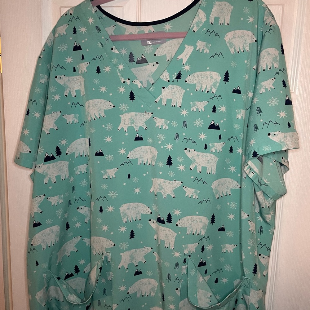 ❄️❄️Winter Scrub Top❄️❄️